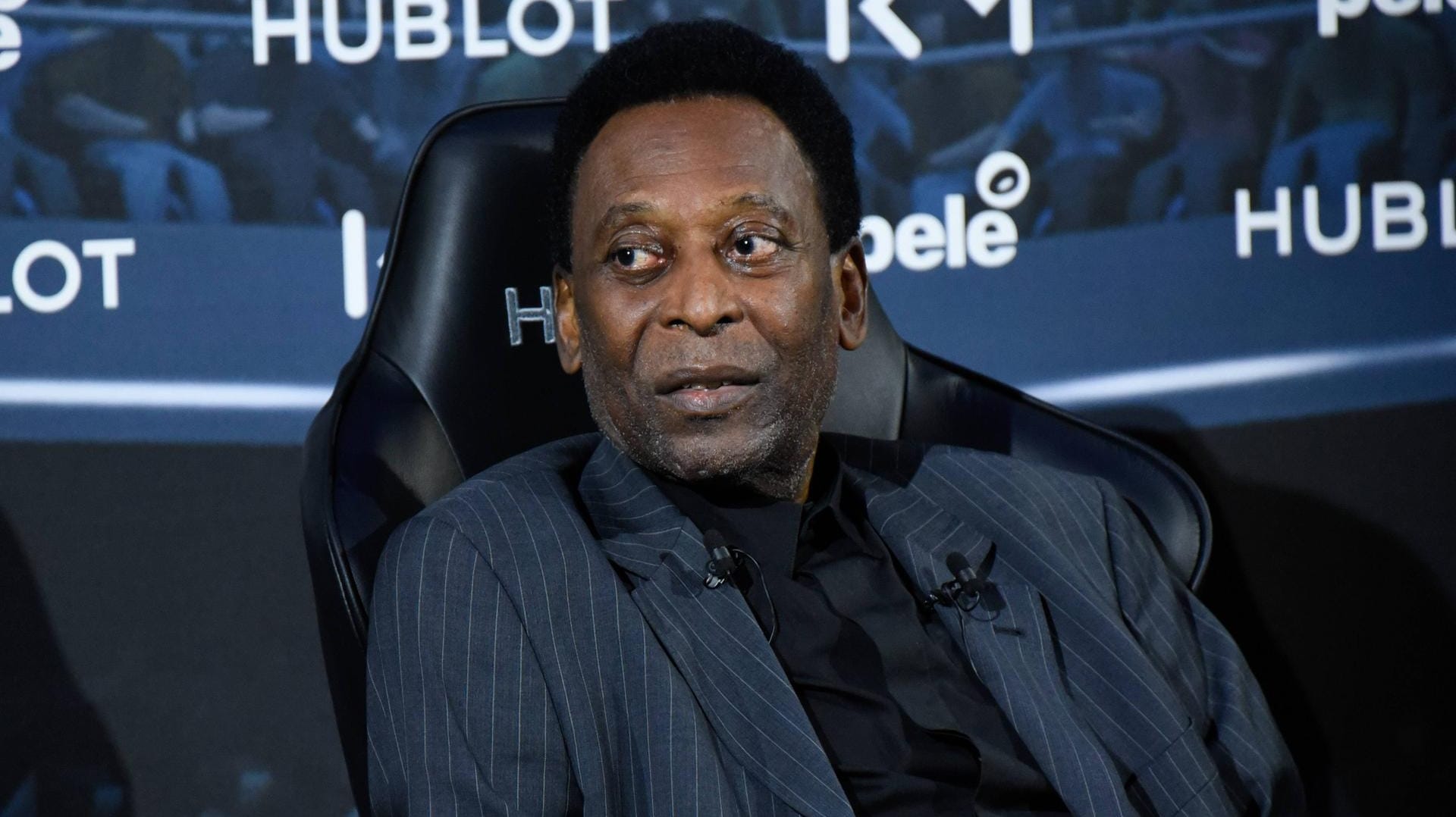 Die brasilianische Fußball-Legende Pele musste sich für eine Tumor-Behandlung ins Krankenhaus begeben.