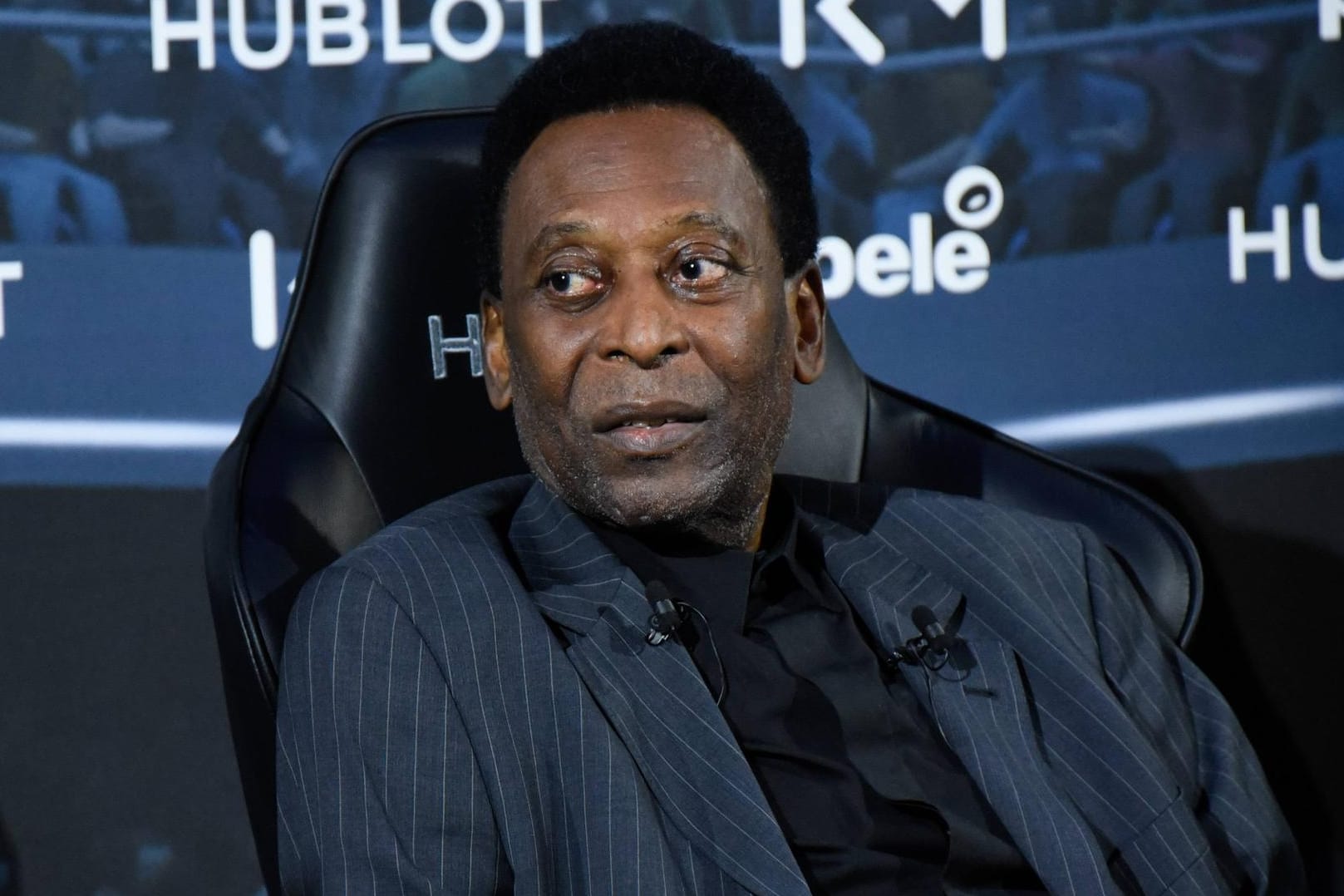 Die brasilianische Fußball-Legende Pele musste sich für eine Tumor-Behandlung ins Krankenhaus begeben.