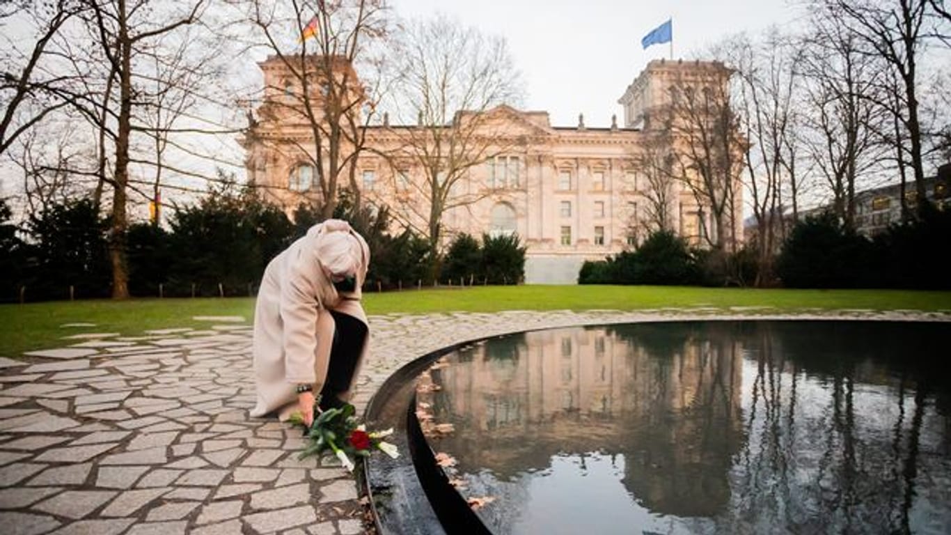 Claudia Roth (Bündnis 90/Die Grünen), designierte Kulturstaatsministerin, gedenkt am Denkmal für die ermordeten Sinti und Roma der im Nationalsozialismus ermordeten Sinti und Roma Europas.