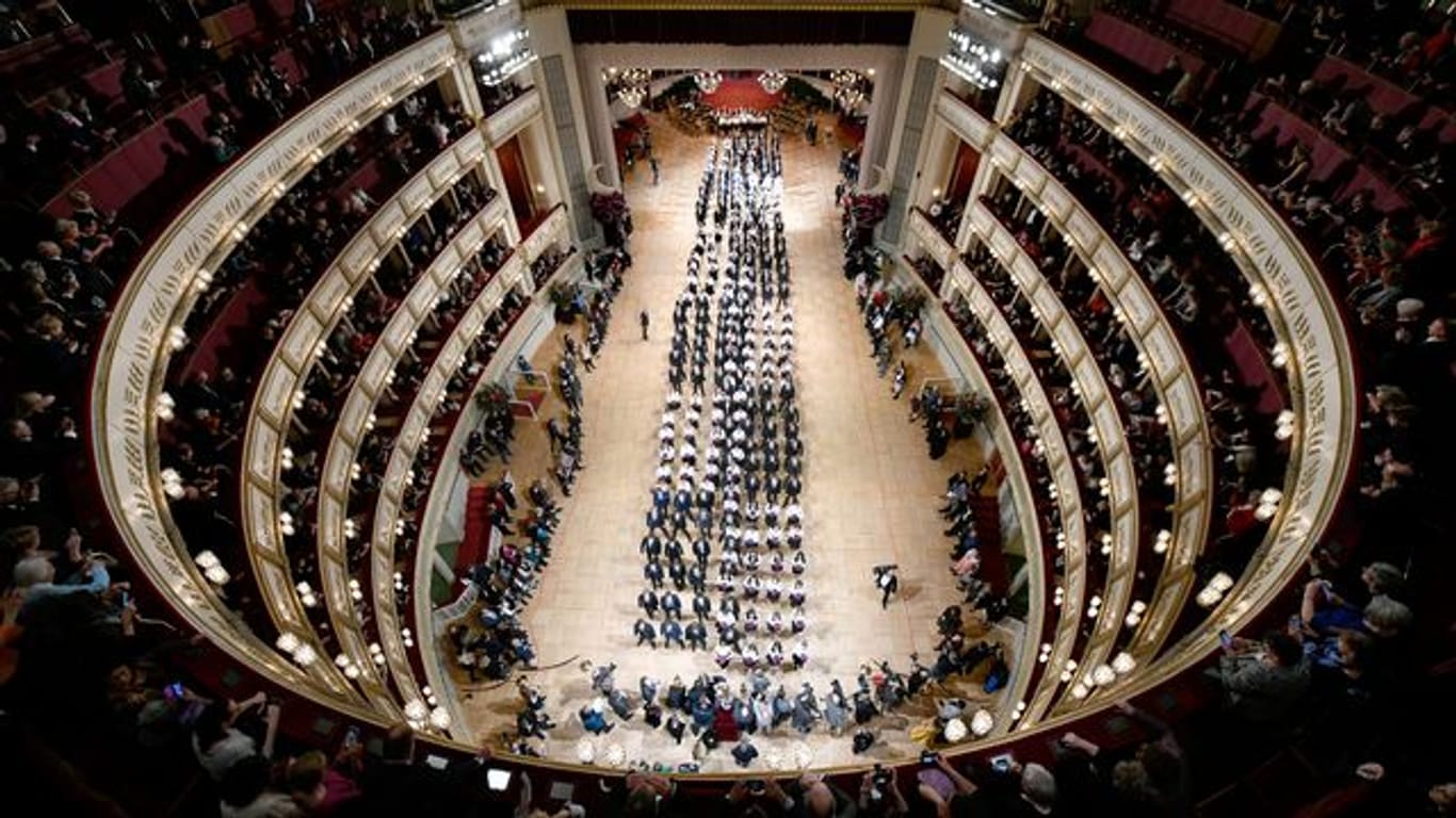 Debütantenpaare befinden sich in der Wiener Staatsoper während der Generalprobe für den Opernball.