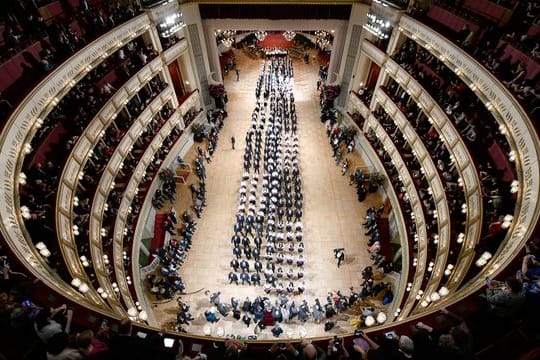 Debütantenpaare befinden sich in der Wiener Staatsoper während der Generalprobe für den Opernball.