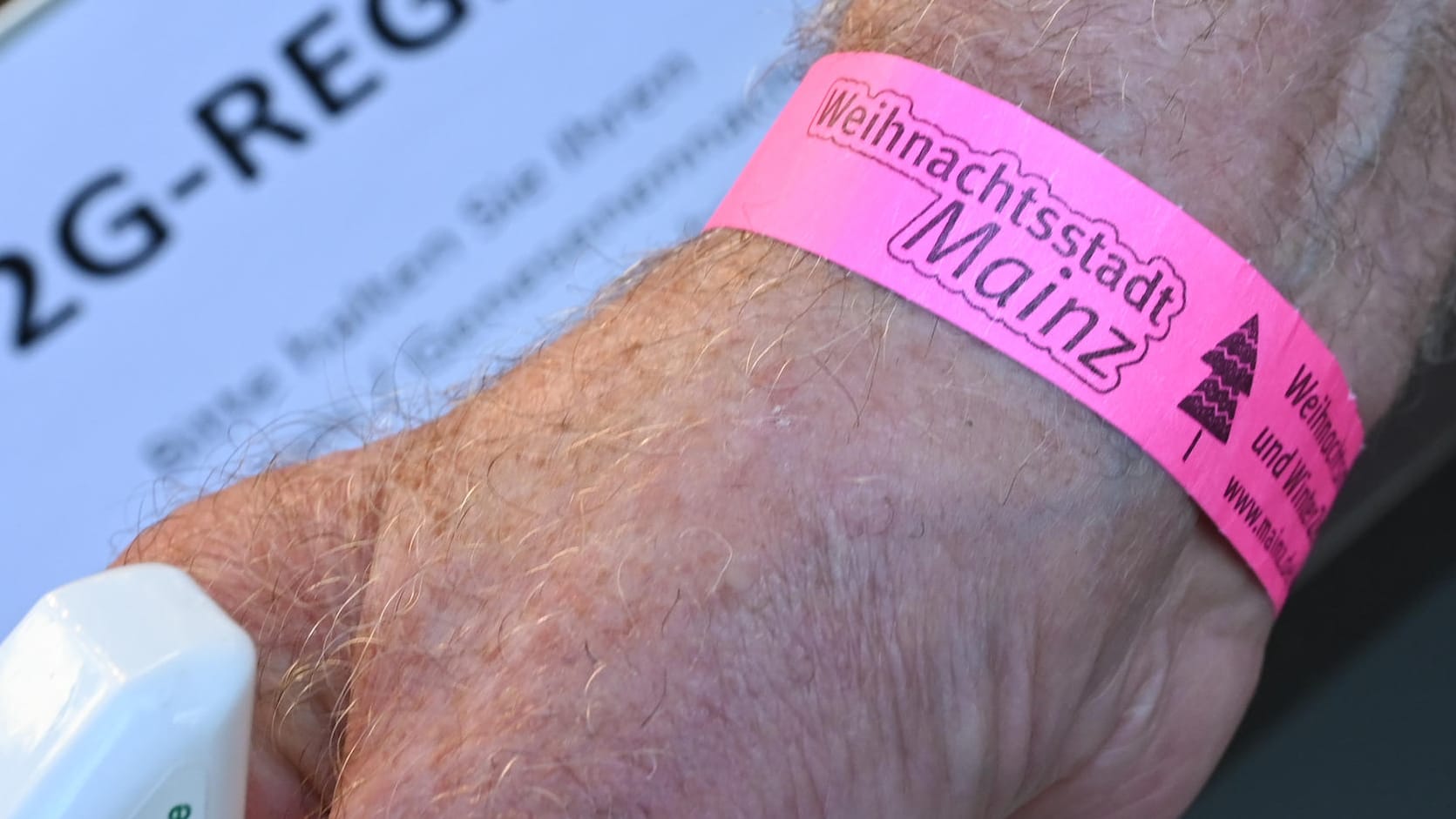 Ein Mann mit einem 2G-Bändchen um den Arm (Symbolbild): Die "Bändchenlösung" würde der Handelsverband bald gerne deutschlandweit anwenden. Ein Mann mit einem 2G-Bändchen um den Arm (Symbolbild): Die "Bändchenlösung" würde der Handelsverband bald gerne deutschlandweit anwenden.