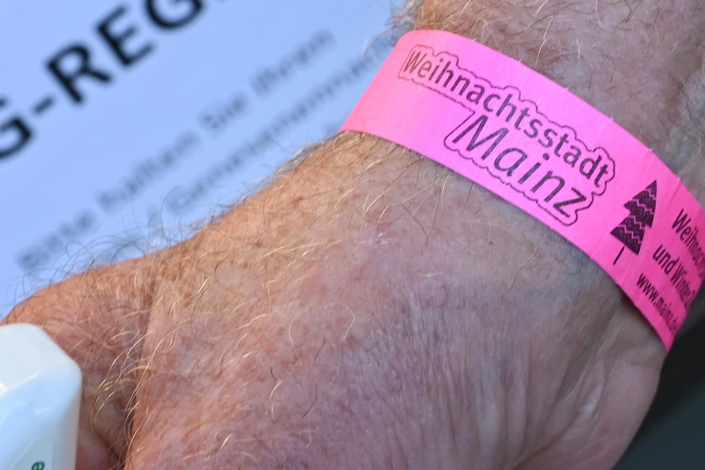 Ein Mann mit einem 2G-Bändchen um den Arm (Symbolbild): Die "Bändchenlösung" würde der Handelsverband bald gerne deutschlandweit anwenden. Ein Mann mit einem 2G-Bändchen um den Arm (Symbolbild): Die "Bändchenlösung" würde der Handelsverband bald gerne deutschlandweit anwenden.