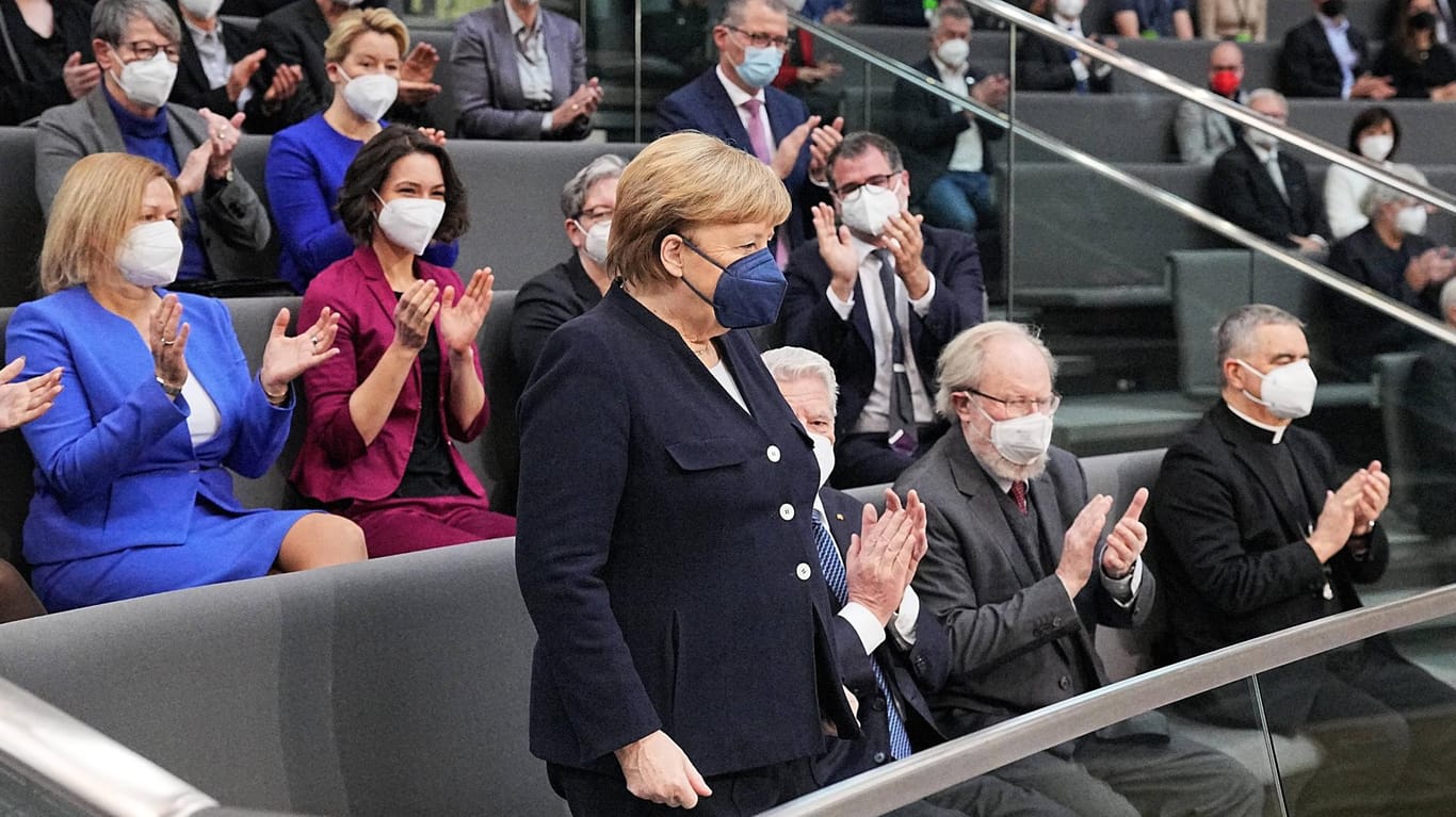 Angela Merkel auf der Ehrentribüne: Zu Beginn der Sitzung bekommt erst einmal sie Applaus zum Abschied.