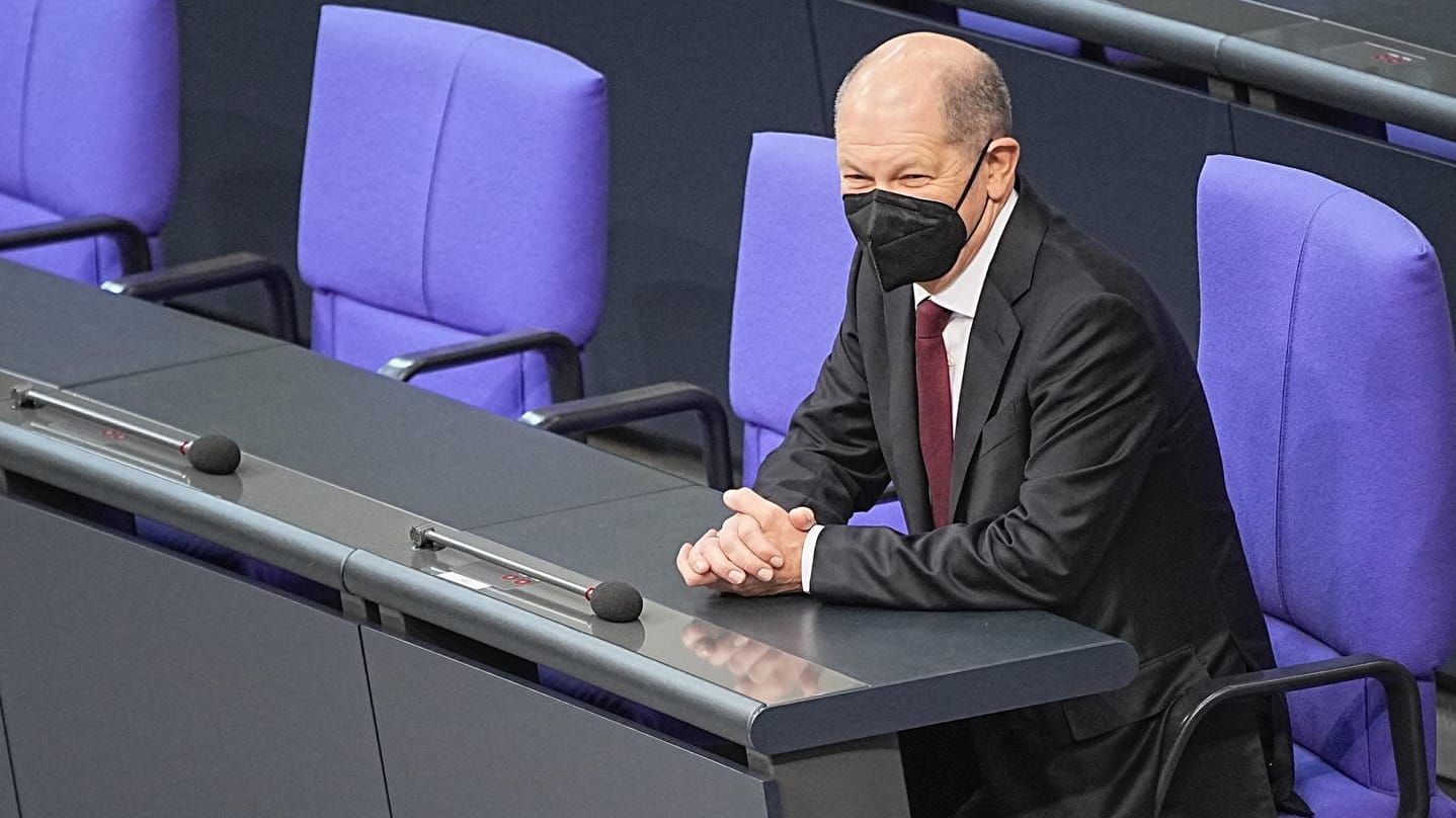 Olaf Scholz: Das erste Mal auf seinem neuen Stuhl auf der Regierungsbank im Bundestag.