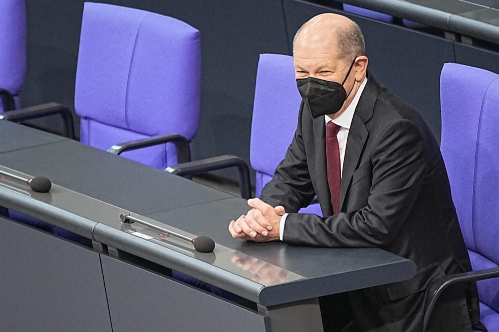 Olaf Scholz: Das erste Mal auf seinem neuen Stuhl auf der Regierungsbank im Bundestag.