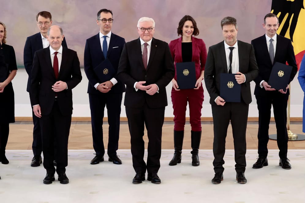 Olaf Scholz (vorne links) und sein Kabinett: Die Erwartungen an die neue Regierung sind hoch.
