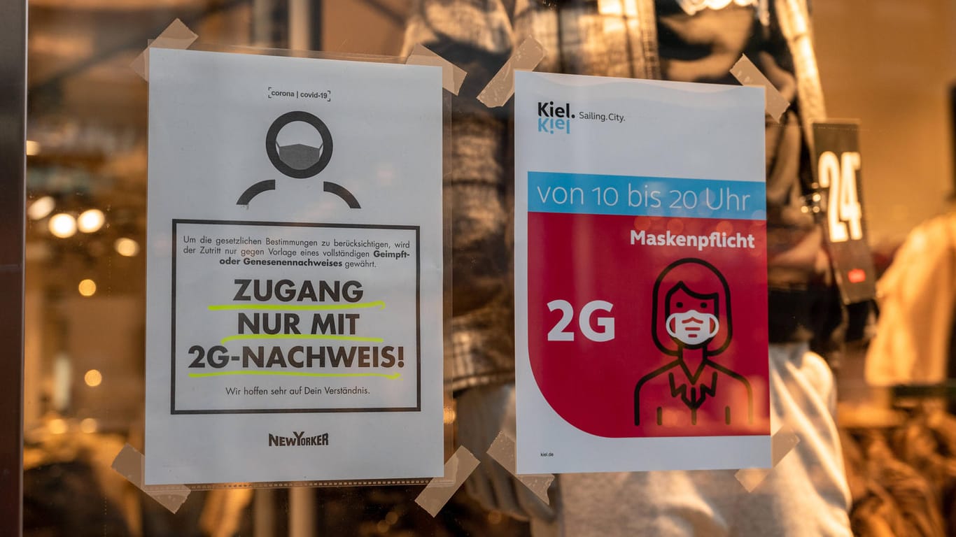 Schilder mit Corona-Regeln in der Innenstadt Kiels (Symbolbild): Ungeimpfte kommen in viele Geschäfte nicht mehr hinein.