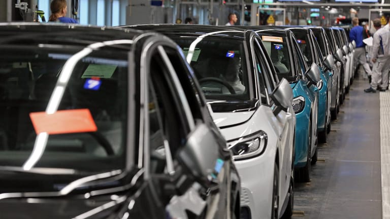 Volkswagen-Produktion in Sachsen (Symbolbild): Der Chipmangel setzt der Autoindustrie zu.