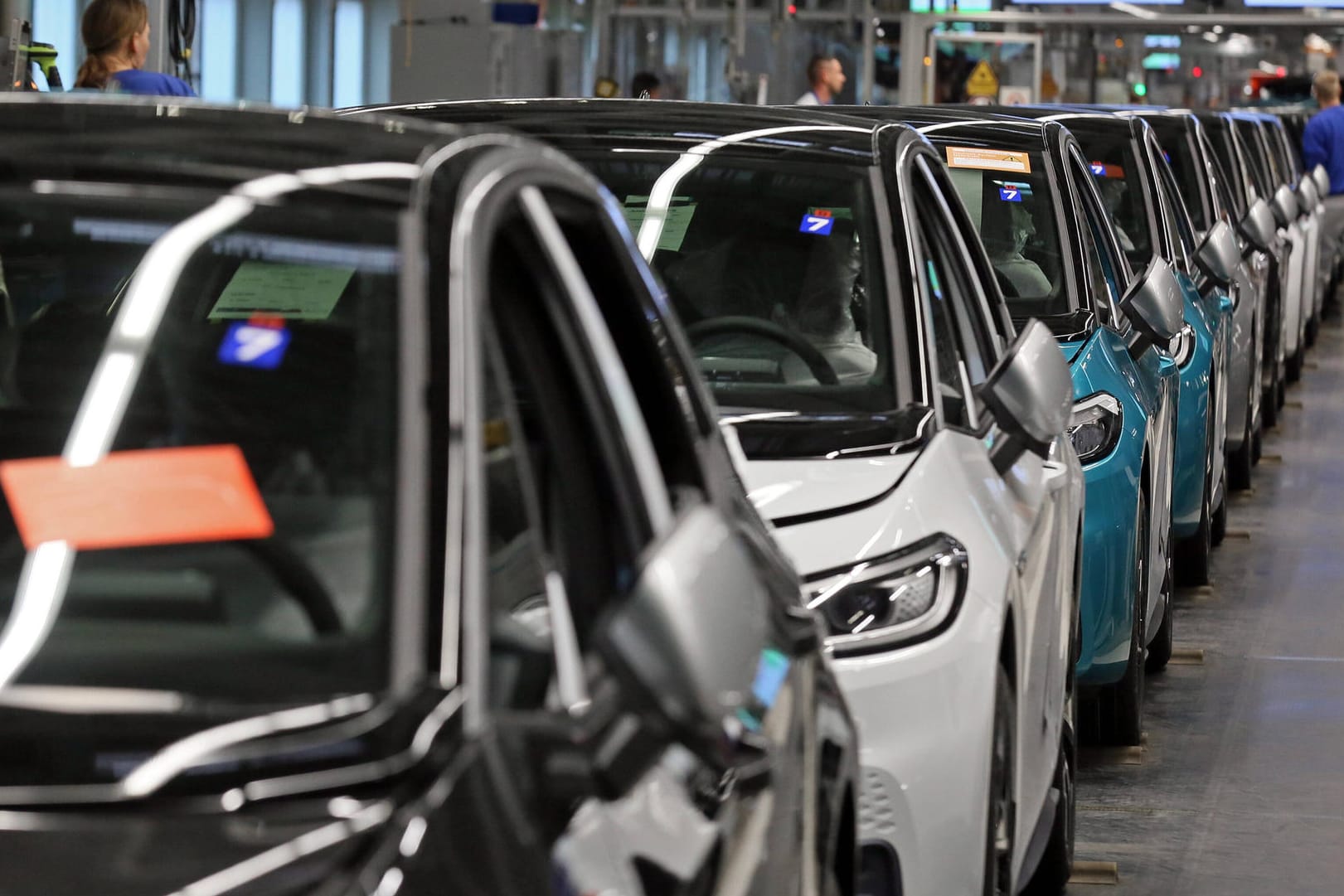Volkswagen-Produktion in Sachsen (Symbolbild): Der Chipmangel setzt der Autoindustrie zu. Volkswagen-Produktion in Sachsen (Symbolbild): Der Chipmangel setzt der Autoindustrie zu.