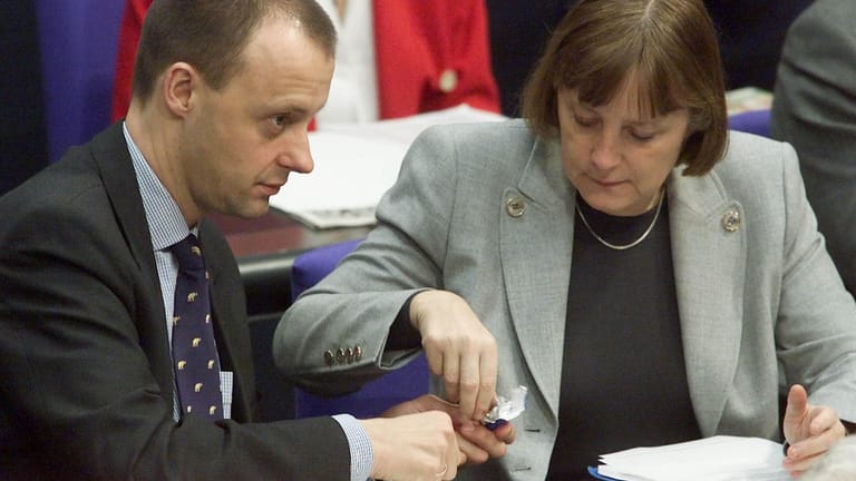 Abgeordnete Merz und Merkel im Februar 2000: Der CDU-Wirtschaftsexperte Merz macht die geschiedene Kanzlerin Angela Merkel für die aktuellen Probleme der Union mitverantwortlich.