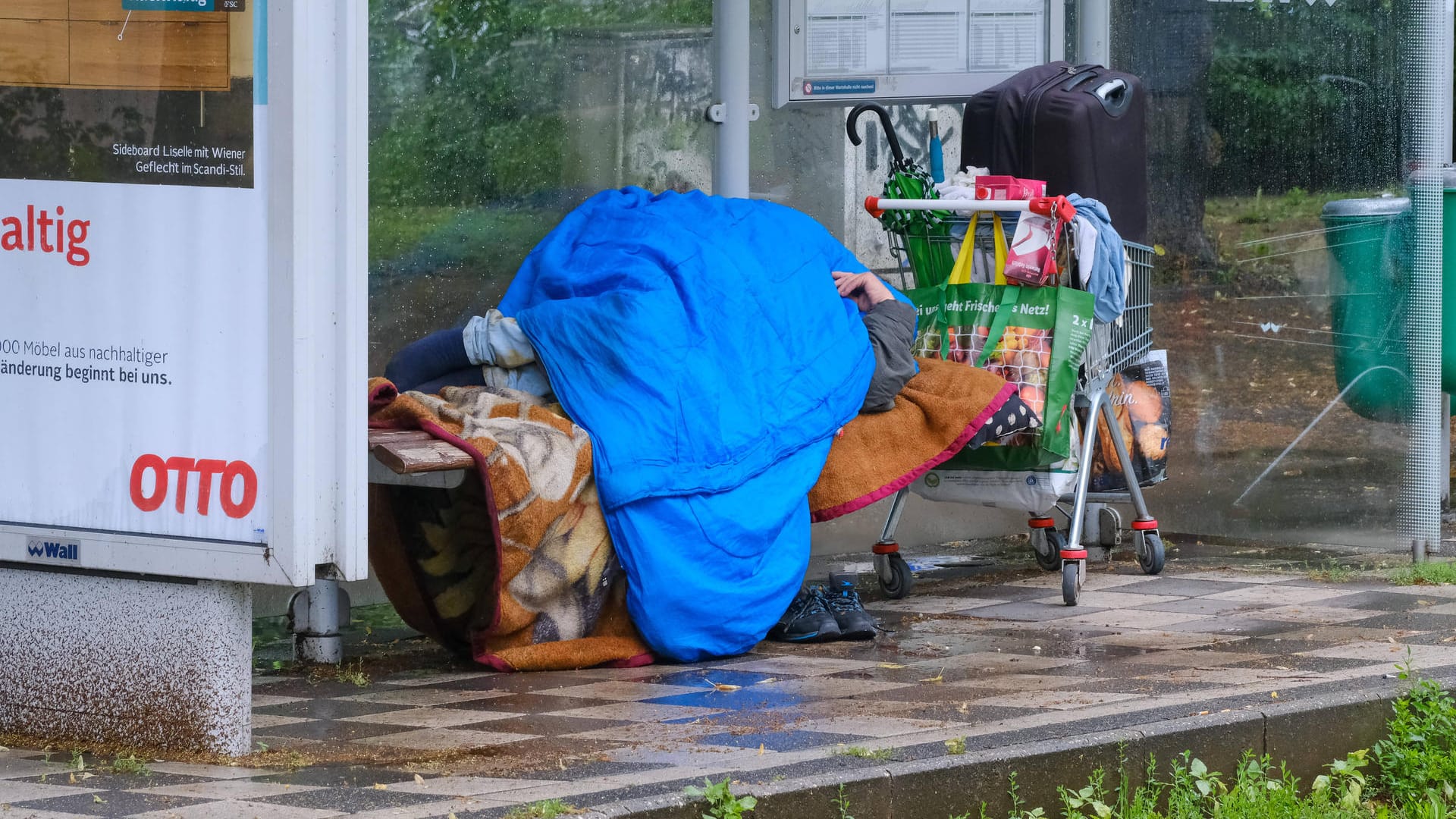 Eine obdachlose Person in Düsseldorf (Archivbild): Zwei wohnungslose Menschen sind innerhalb kurzer Zeit verstorben. Eine obdachlose Person in Düsseldorf (Archivbild): Zwei wohnungslose Menschen sind innerhalb kurzer Zeit verstorben.