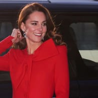 Herzogin Kate: Die Frau von Prinz William begeisterte in einem Look komplett in Rot.