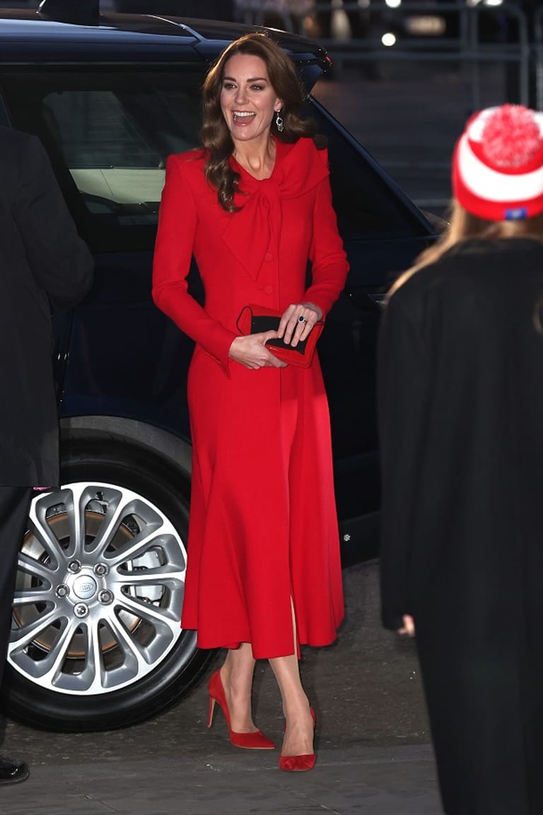 Herzogin Kate kam in einem roten Mantel.