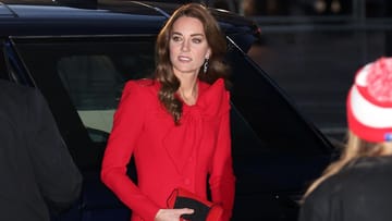 Herzogin Kate kam in einem roten Mantel.