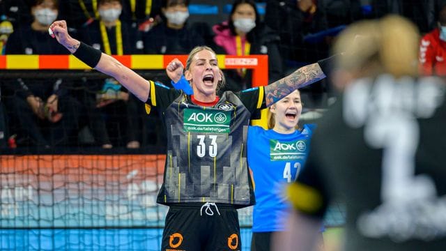 Luisa Schulze bejubelt den 29:18-Sieg über die Spielerinnen der Republik Kongo.