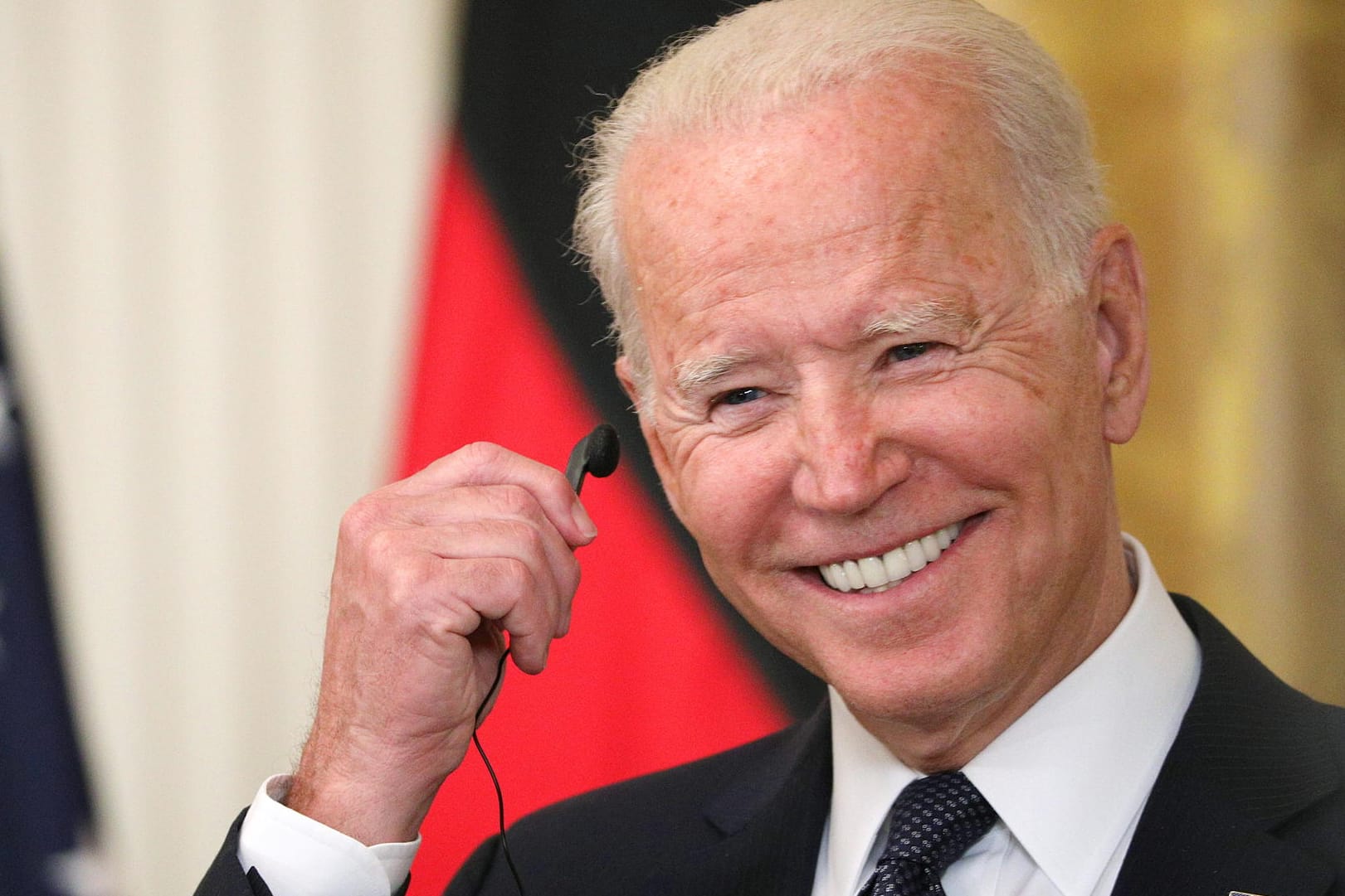 Joe Biden vor einer deutschen und einer amerikanischen Flagge: Der US-Präsident will mit Olaf Scholz eng zusammenarbeiten.