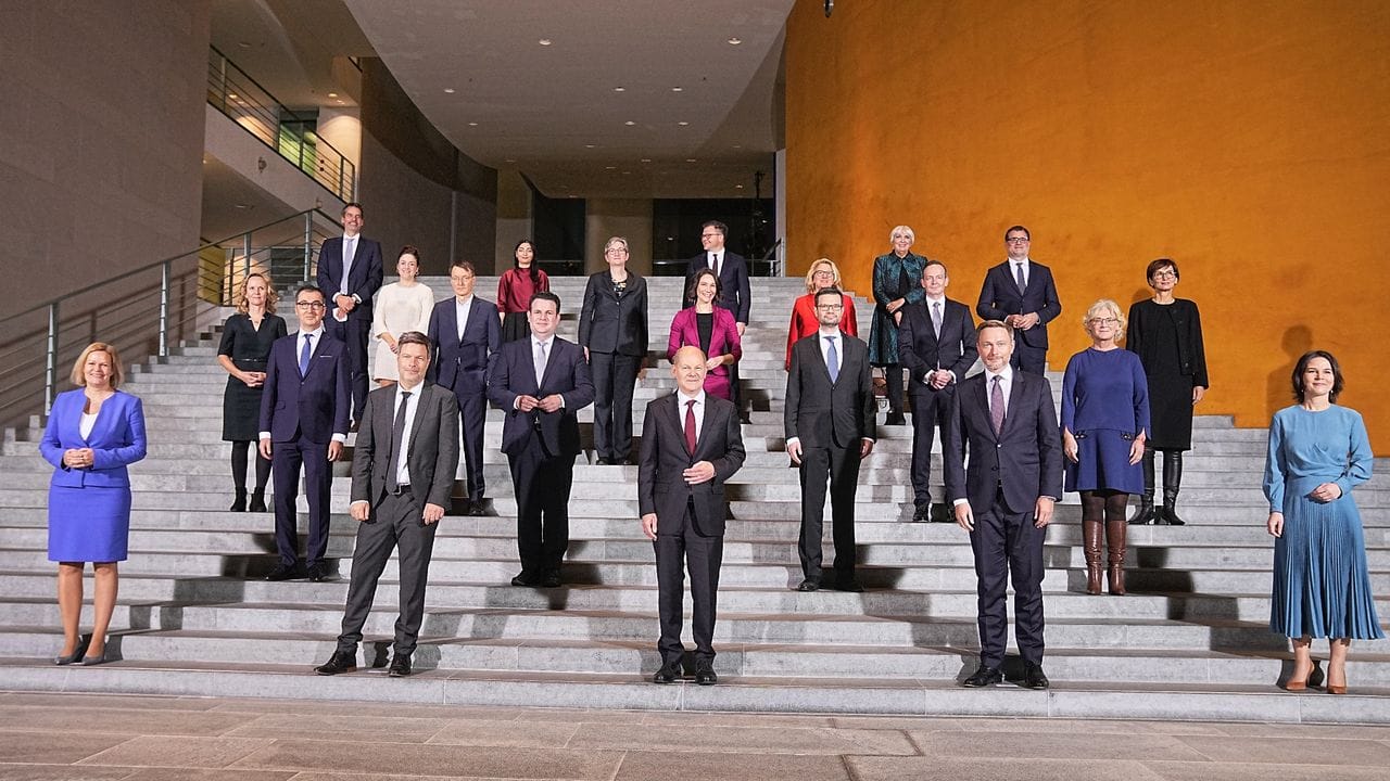 Die neue Bundesregierung um Kanzler Olaf Scholz posiert bei der konstituierenden Kabinettsitzung für ein Gruppenbild im Bundeskanzleramt.