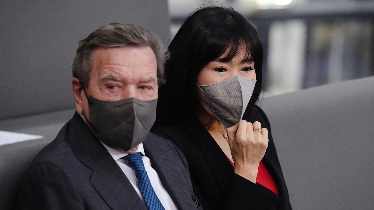 Der Ex-Bundeskanzler Gerhard Schröder sitzt mit seiner Frau So-yeon Schröder-Kim auf der Gäste-Tribüne.