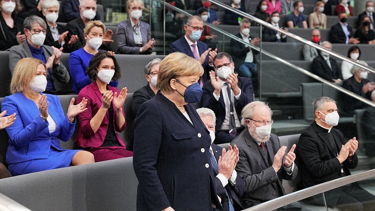 Erhält viel Applaus im Bundestag: CDU-Politikerin Angela Merkel verabschiedet sich als Kanzlerin auf der Gästetribüne.