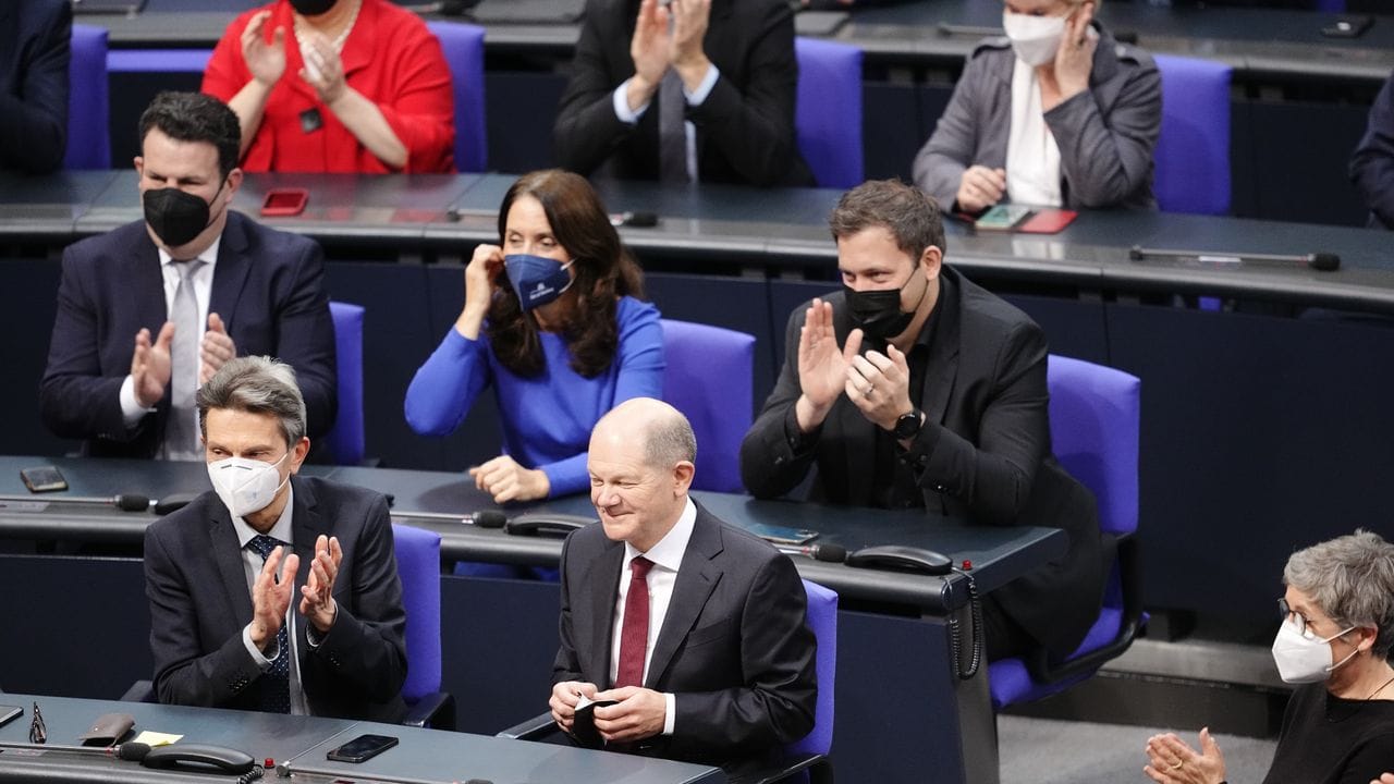 Nimmt mit einem Grinsen im Gesicht die Wahl zum Bundeskanzler an: Olaf Scholz.