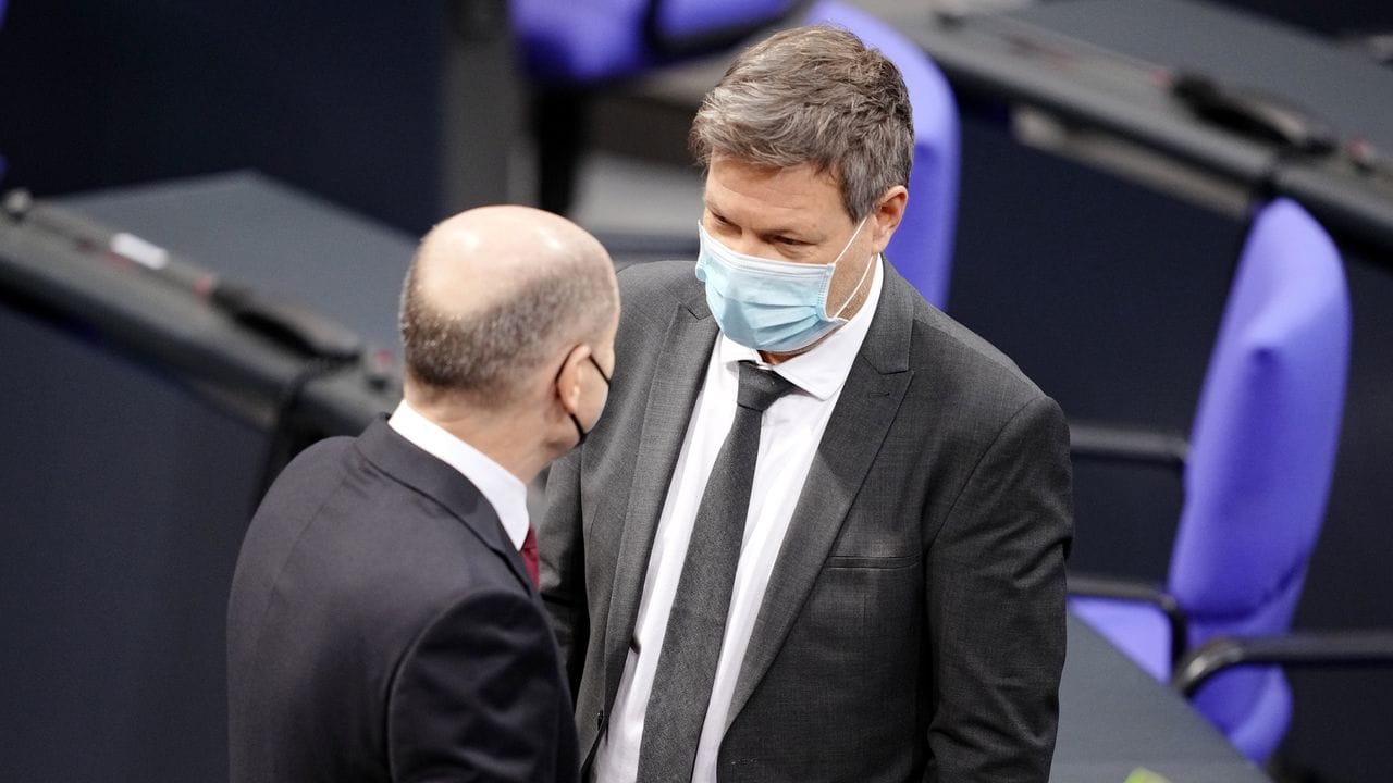 Der Chef und seine Vize: Olaf Scholz (l) und Robert Habeck schütteln sich im Bundestag die Hände.