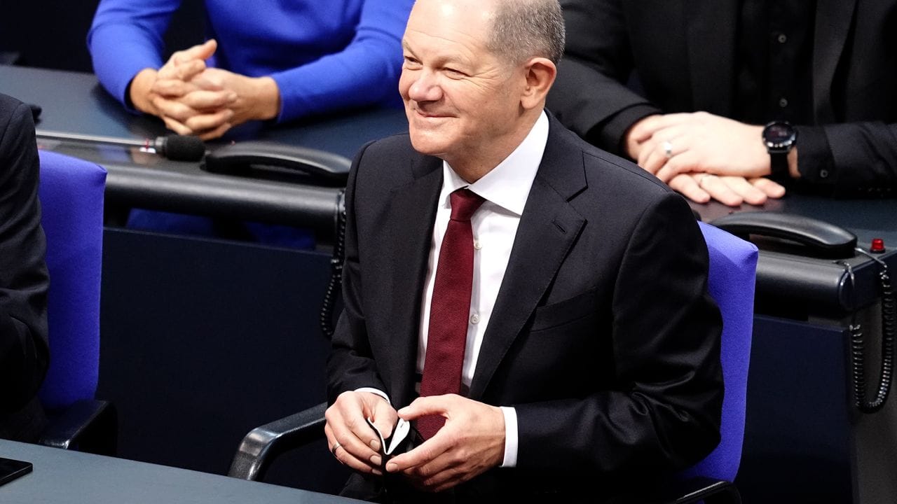 SPD-Politiker Olaf Scholz freut sich nach seiner Wahl zum Bundeskanzler.