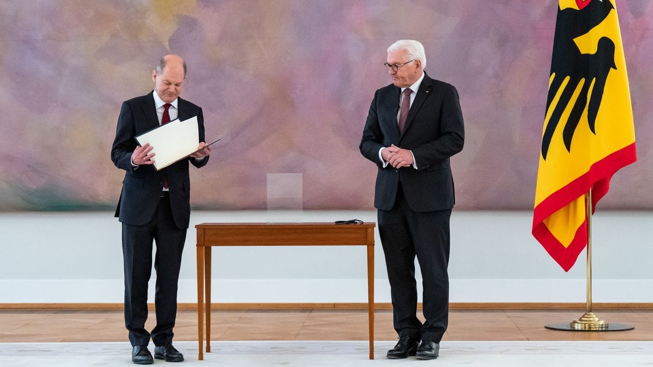 Erhält vom Bundespräsident Frank-Walter Steinmeier die Ernennungsurkunde: Bundeskanzler Olaf Scholz.