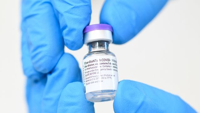 Ein Fläschchen mit dem Impfstoff von Biontech/Pfizer wird gezeigt