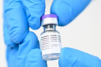 Ein Fläschchen mit dem Impfstoff von Biontech/Pfizer wird gezeigt