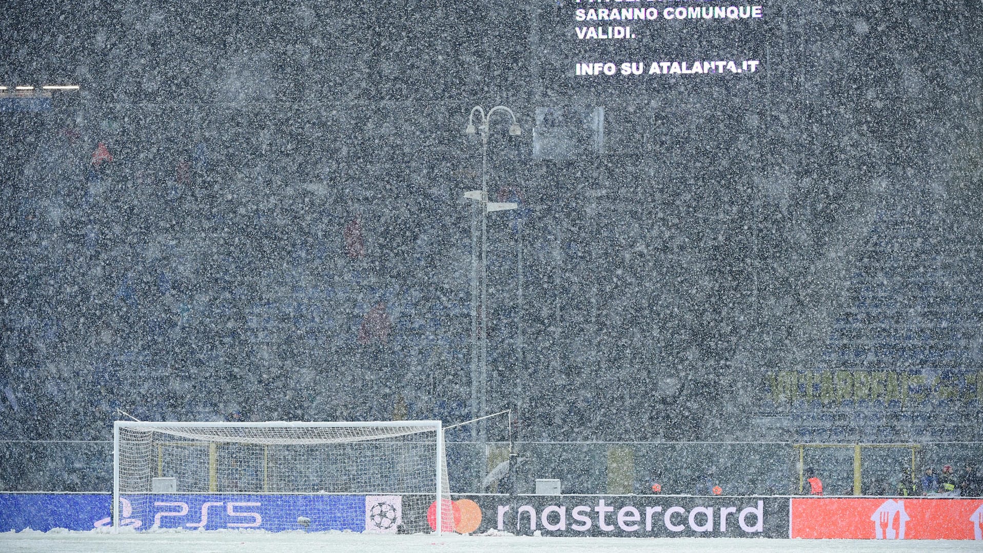 Gewiss Stadium: Starker Schneefall machte das Spiel von Atalanta Bergamo gegen Villarreal unmöglich.