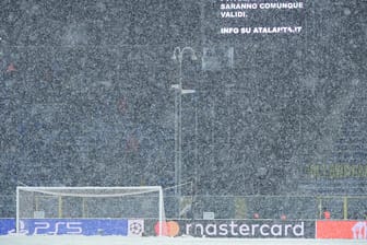 Gewiss Stadium: Starker Schneefall machte das Spiel von Atalanta Bergamo gegen Villarreal unmöglich.