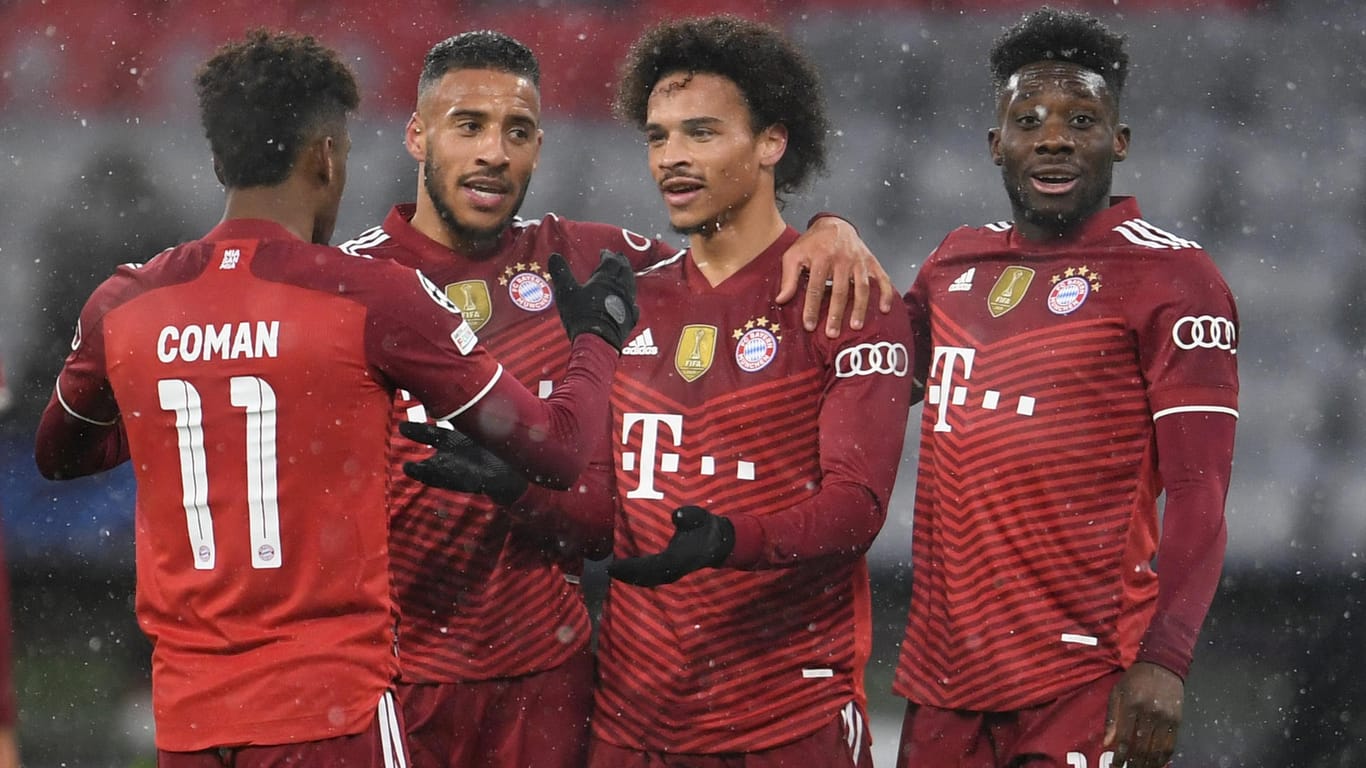 Sie haben allen Grund zu feiern: Coman, Tolisso, Sané und Davies (v.l.).