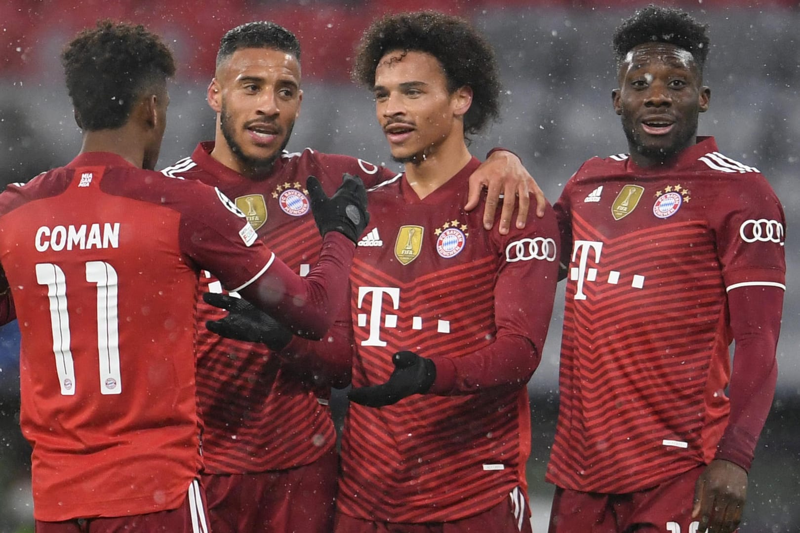 Sie haben allen Grund zu feiern: Coman, Tolisso, Sané und Davies (v.l.).