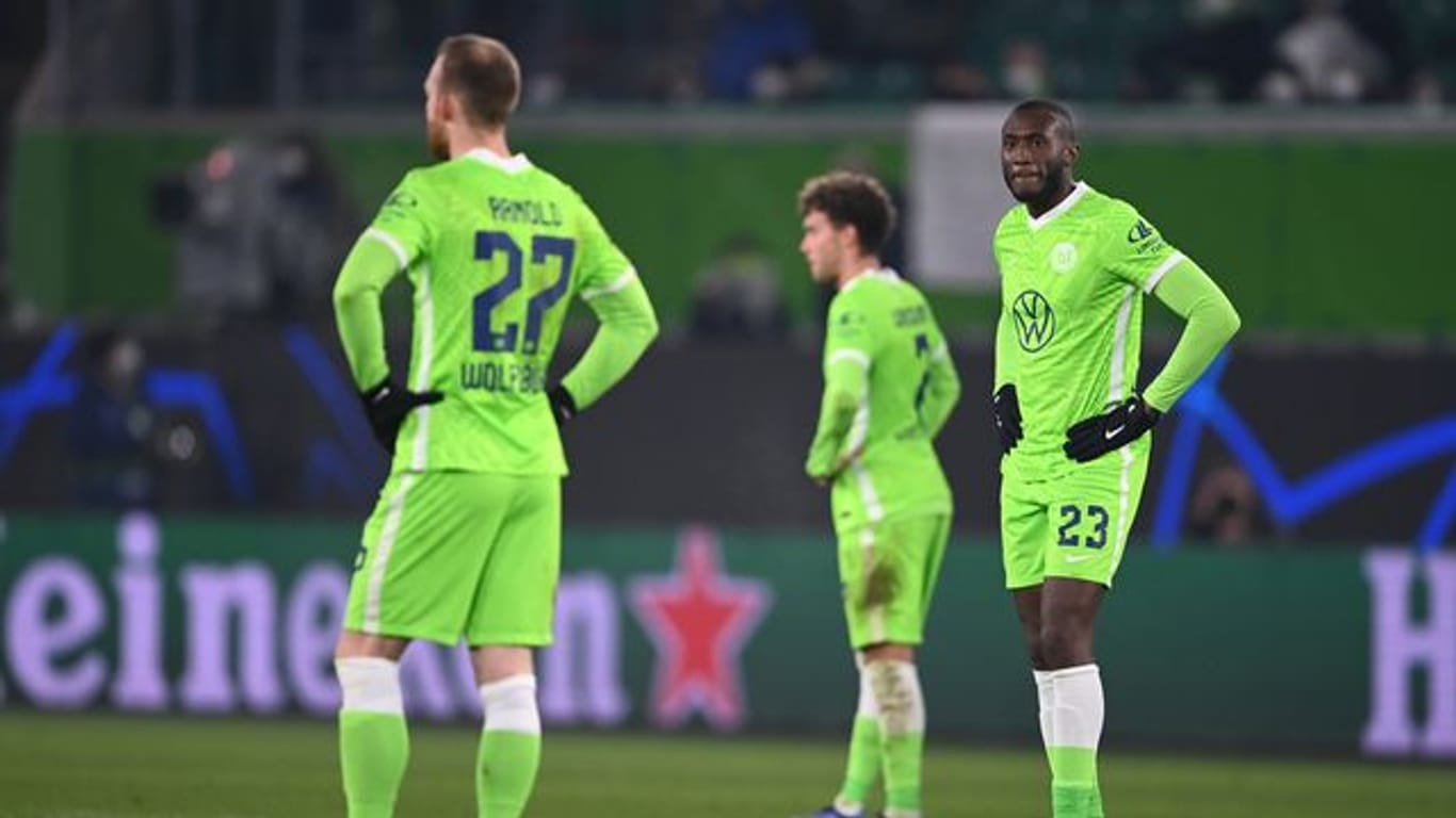 Der VfL hatte eine Heimniederlage gegen OSC Lille kassiert: Wolfsburgs Spieler lassen die Köpfe hängen.