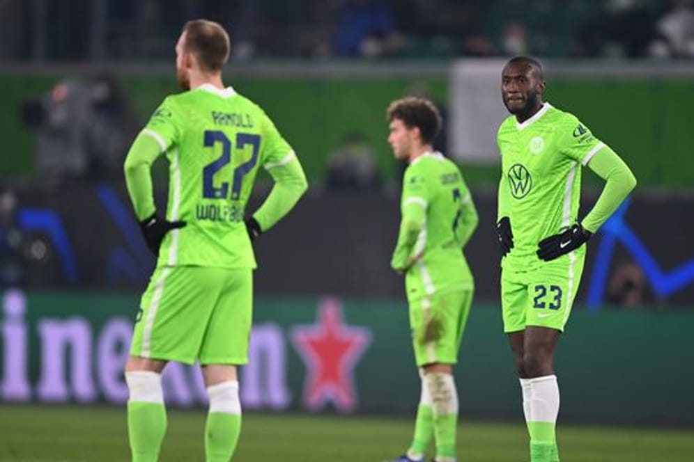 Der VfL hatte eine Heimniederlage gegen OSC Lille kassiert: Wolfsburgs Spieler lassen die Köpfe hängen.