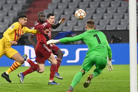 Barcelonas Torwart Marc-Andre ter Stegen (r) verteidigt sein Tor