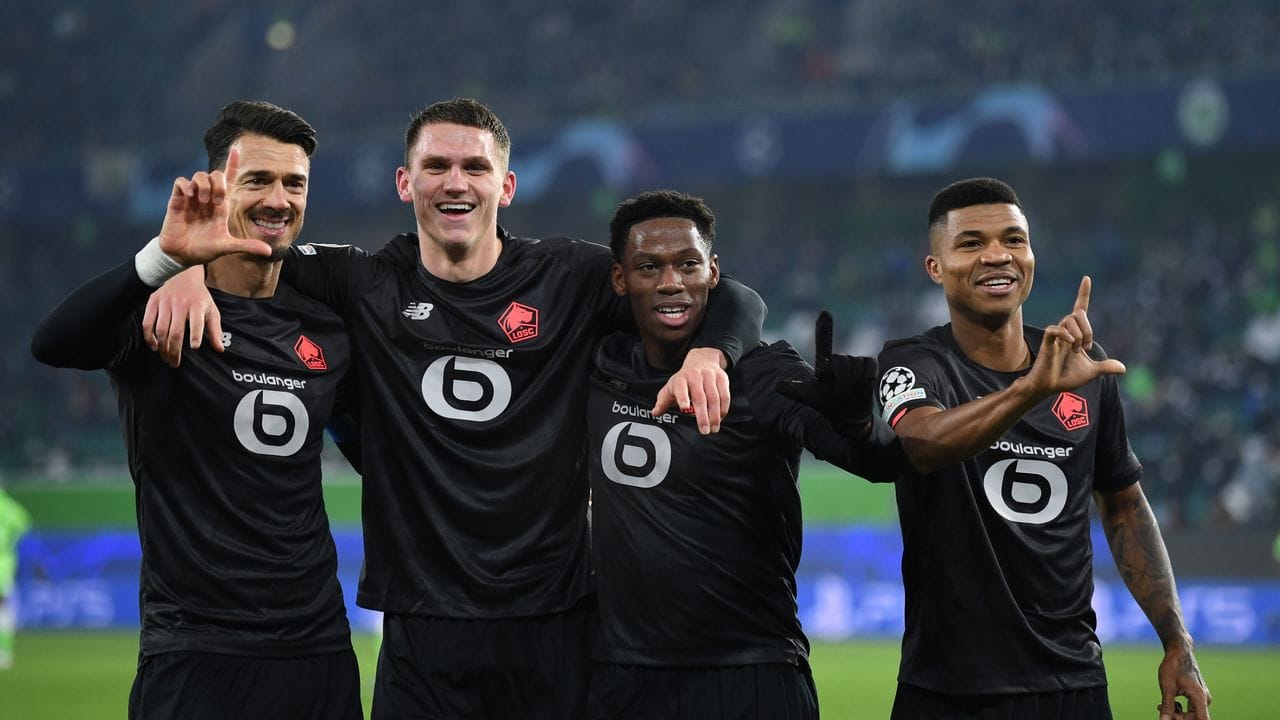 Die Spieler von OSC Lille freuen sich über das Tor zum 2:0 in Wolfsburg.