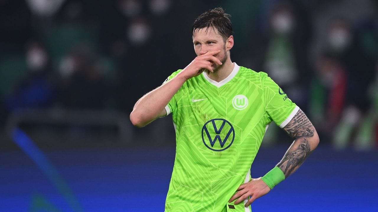 Wolfsburgs Wout Weghorst zeigt sich nach einer verpassten Torchance verschnupft.