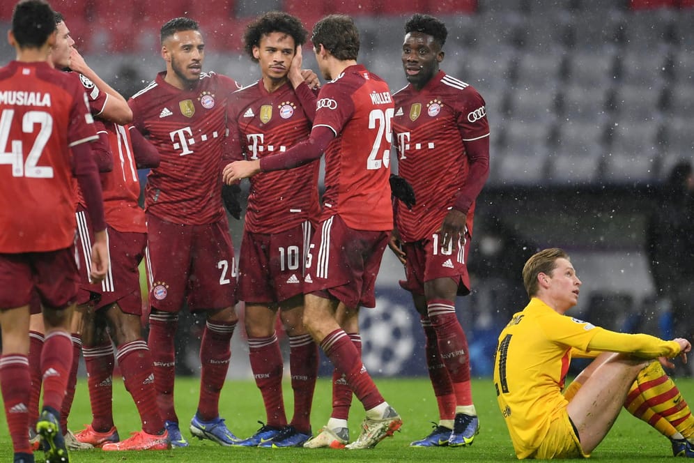 Der FC Bayern schlägt den FC Barcelona ohne größere Mühe mit 3:0. Leroy Sané ärgert einen Ex-Dortmunder und das Sonar von Raumdeuter Thomas Müller funktioniert im zweiten Anlauf. Die Münchner in der t-online-Einzelkritik.