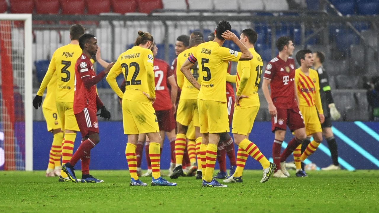 Nach der Niederlage in München lassen die Spieler vom FC Barcelona (in gelb) die Köpfe hängen.
