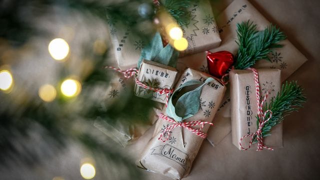 Nicht nur nachhaltiger, sondern auch etwas Besonderes: Selbst bedrucktes Geschenkpapier, dekoriert mit Zweigen.