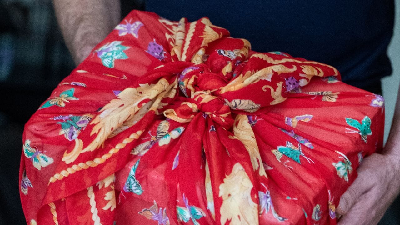 Mit einem Tuch werden bei der japanischen Falttechnik Furoshiki Geschenke eingepackt.