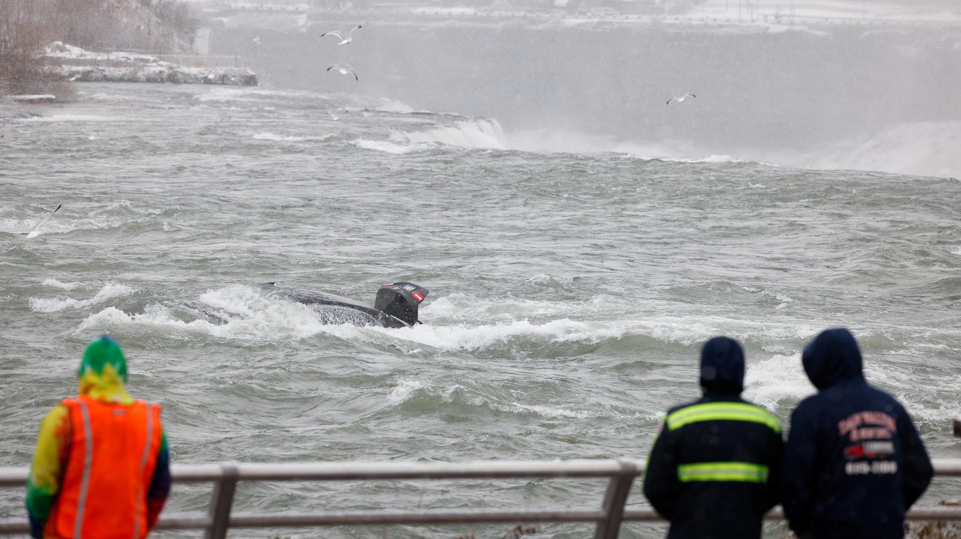 Ein Auto versinkt im Fluss nahe den Niagara-Fällen: Die Fahrerin konnte nur noch tot geborgen werden. Ein Auto versinkt im Fluss nahe den Niagara-Fällen: Die Fahrerin konnte nur noch tot geborgen werden.