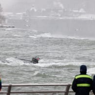 Ein Auto versinkt im Fluss nahe den Niagara-Fällen: Die Fahrerin konnte nur noch tot geborgen werden.