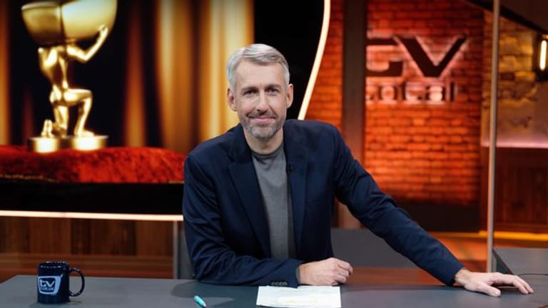 Für seinen neuesten Scoop versuchte "TV Total"-Moderator Sebastian Pufpaff seine optische Ähnlichkeit zu BVB-Trainer Marco Rose zu nutzen.