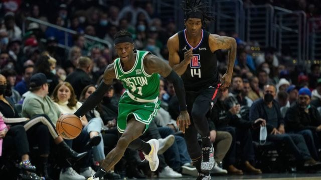 Dennis Schröder (l) unterlag mit den Boston Celtics bei den Clippers. Dennis Schröder (l) unterlag mit den Boston Celtics bei den Clippers.