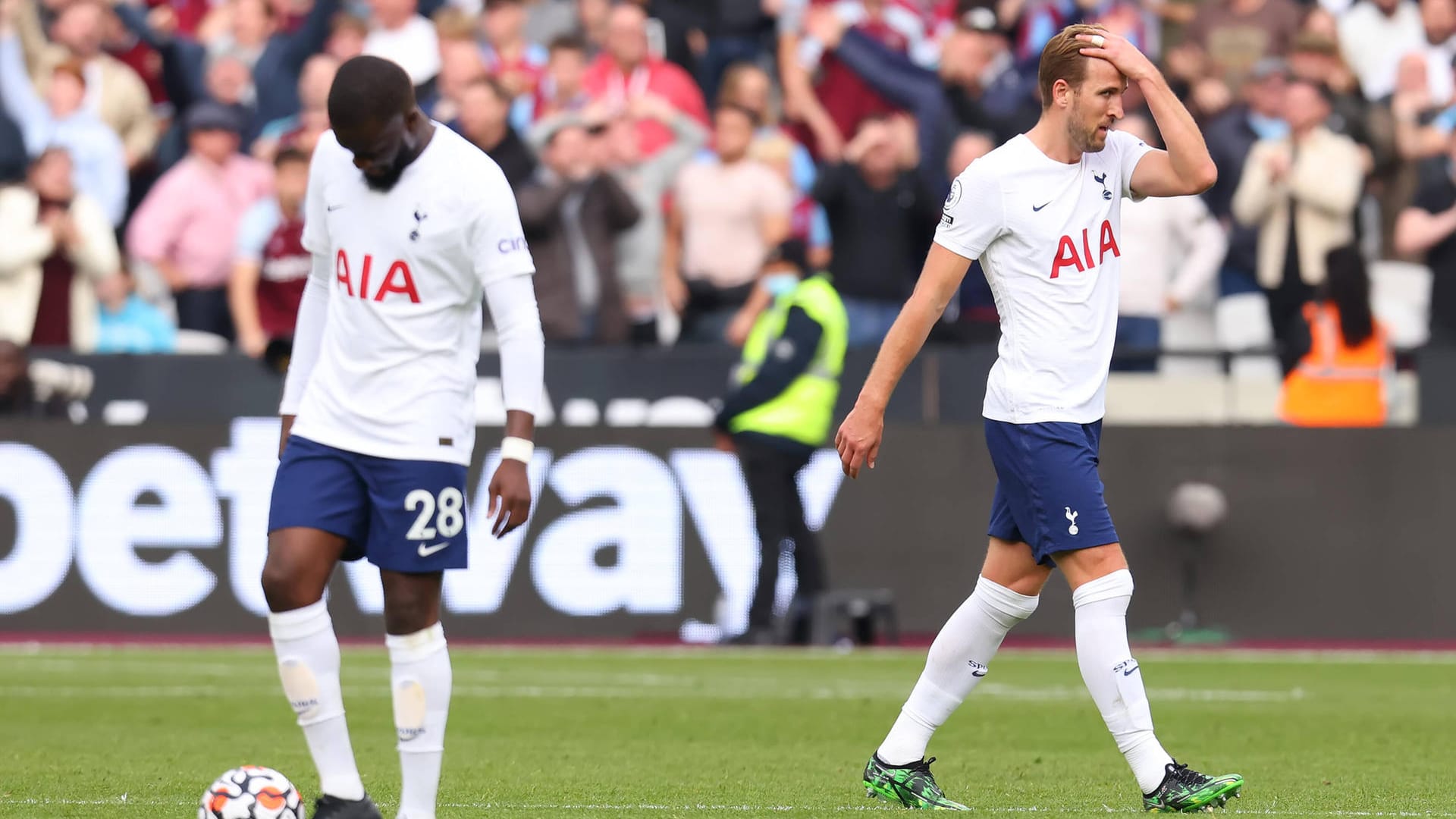 Die Tottenham Hotspur um Kapitän Harry Kane (r.) und Tanguay Ndombele sind von einem Corona-Ausbruch im Verein betroffen.