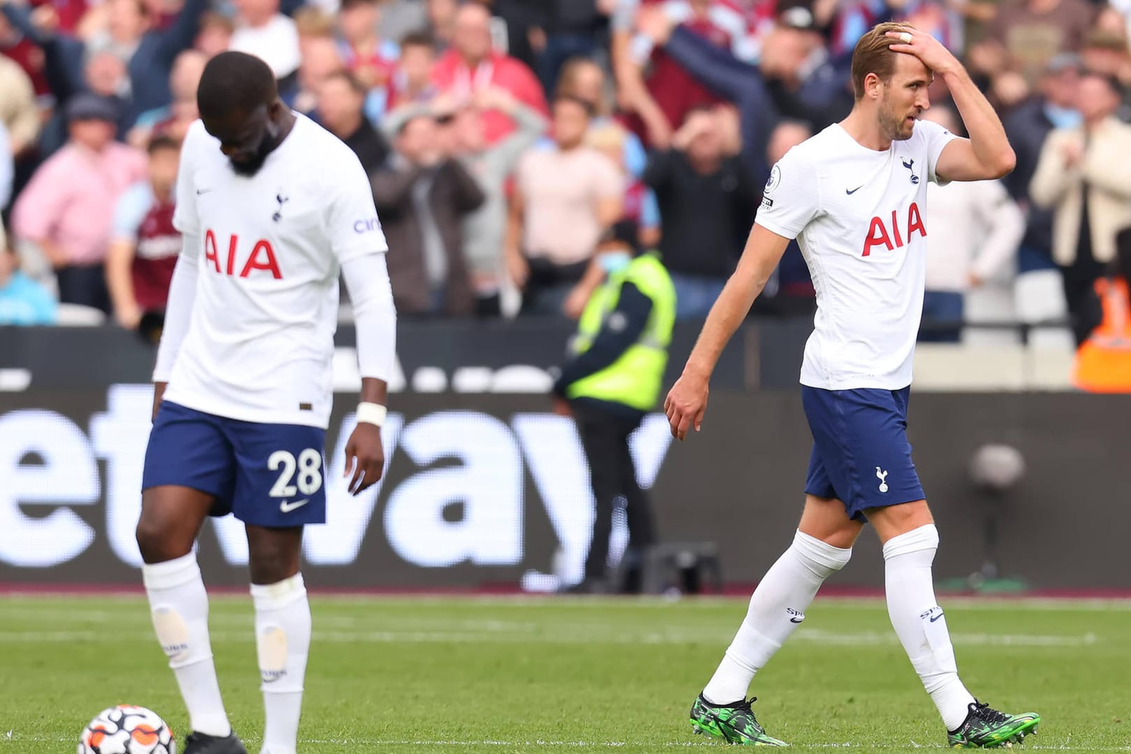 Die Tottenham Hotspur um Kapitän Harry Kane (r.) und Tanguay Ndombele sind von einem Corona-Ausbruch im Verein betroffen.