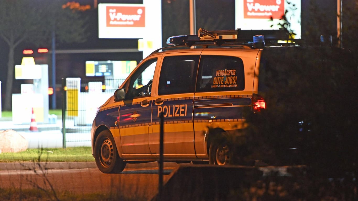 Polizeieinsatz an Tankstelle (Symbolbild): Bei einem Konflikt um 37 Euro und die Maskenpflicht mussten in der vergangenen Nacht mehrere Polizeistreifen einschreiten.